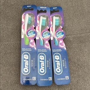Oral-B Vivid Whitening Toothbrush Set - Green, Blue